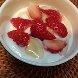 練乳ヨーグルトの蜂蜜苺のせ